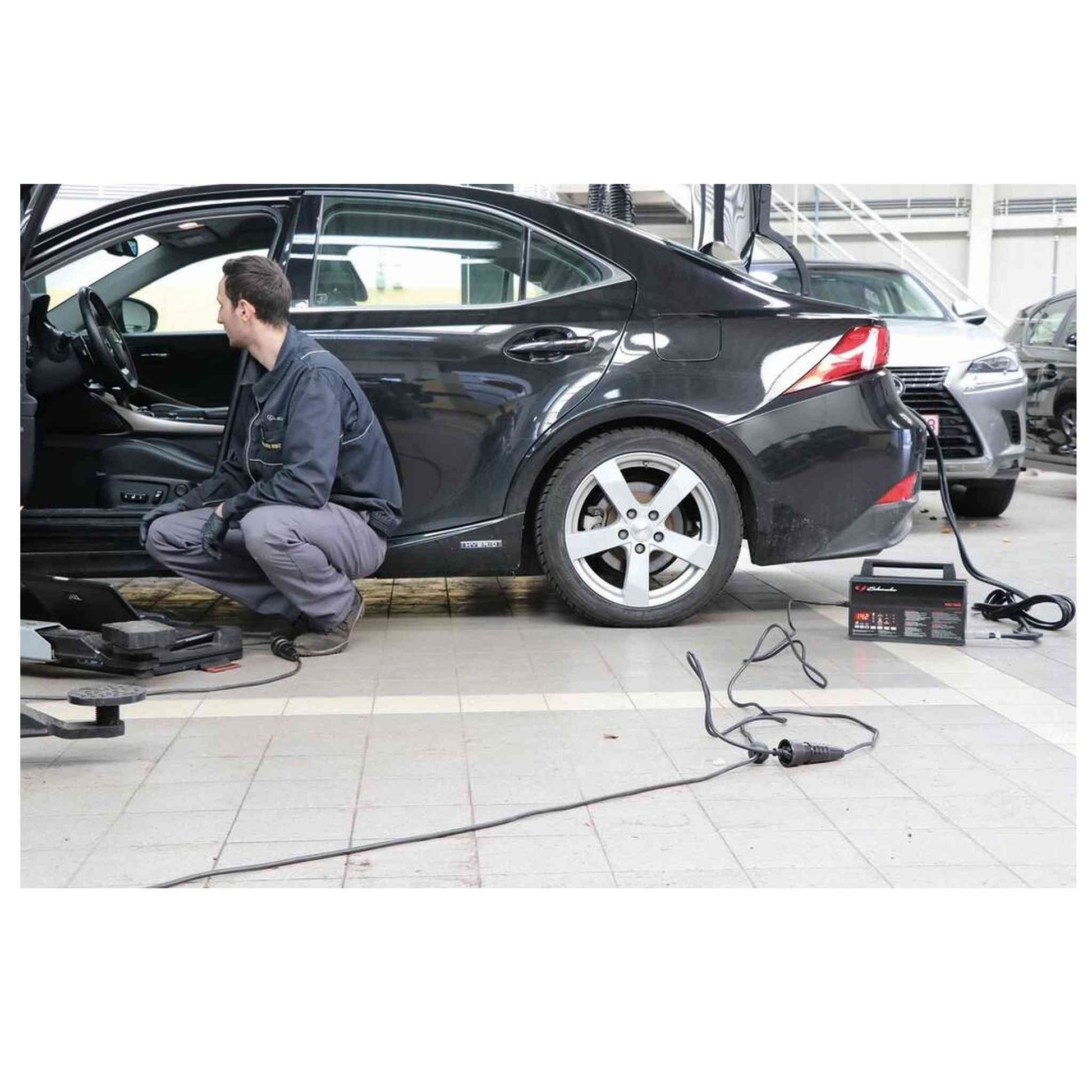 CHARGEUR DE BATTERIE AUTOMATIQUE 70A POUR TRAVAUX DE DIAGNOSTIC