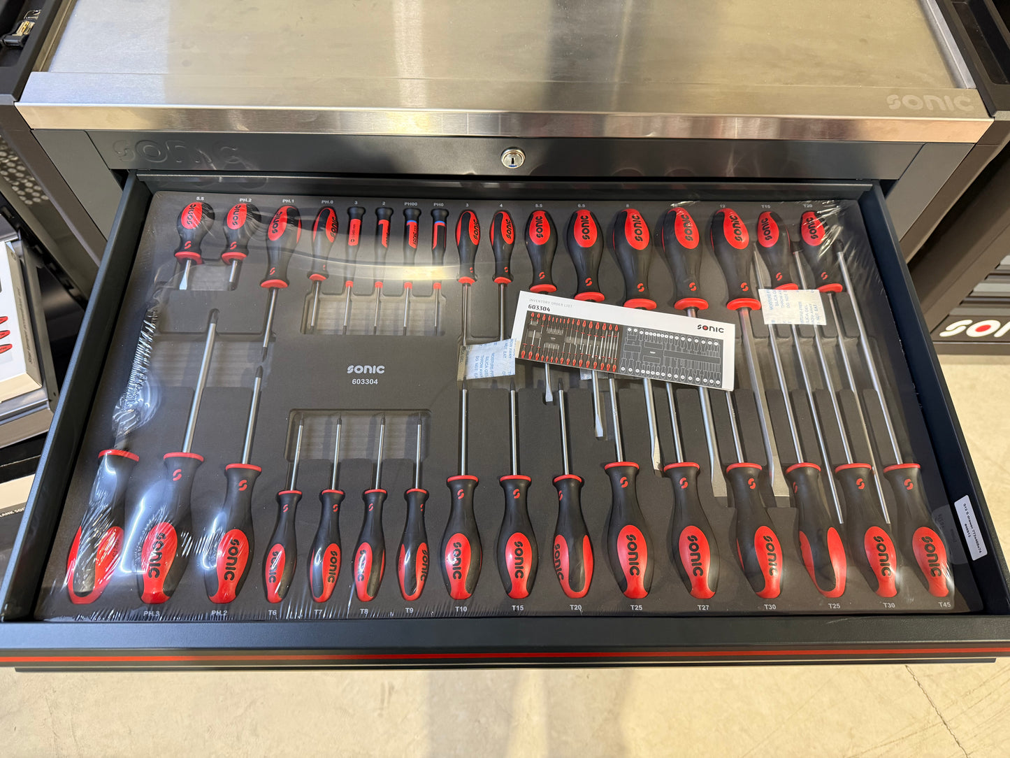 Servante S12 NEXT contenant 497 outils