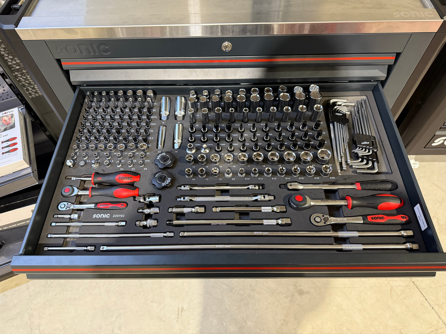 Servante S12 NEXT contenant 497 outils