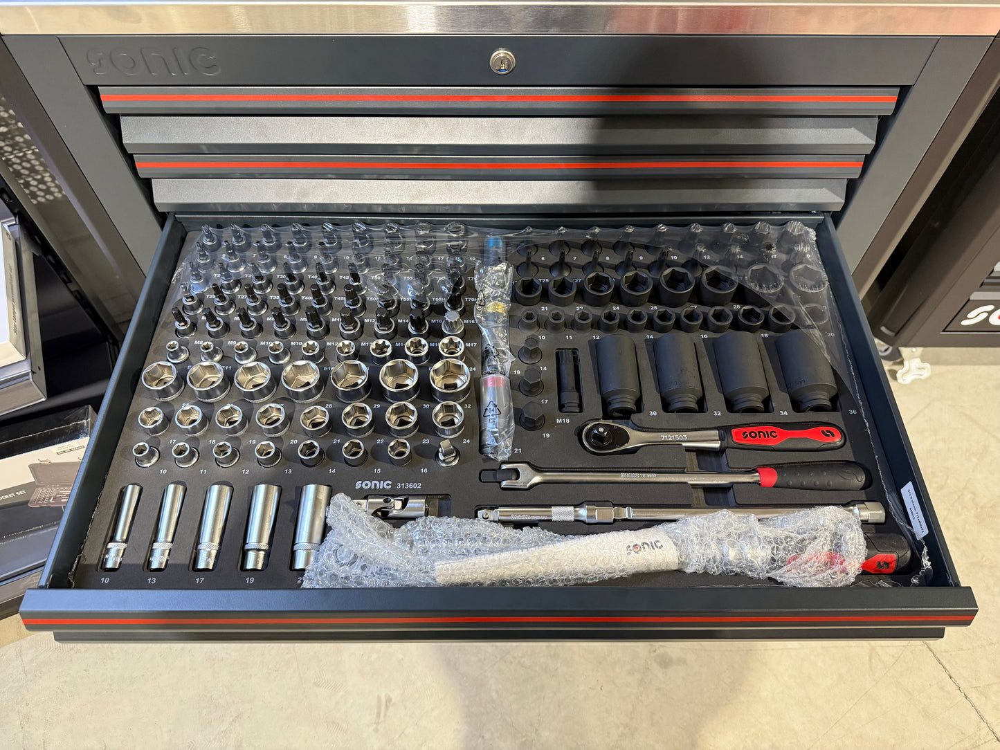 Servante S12 NEXT contenant 497 outils