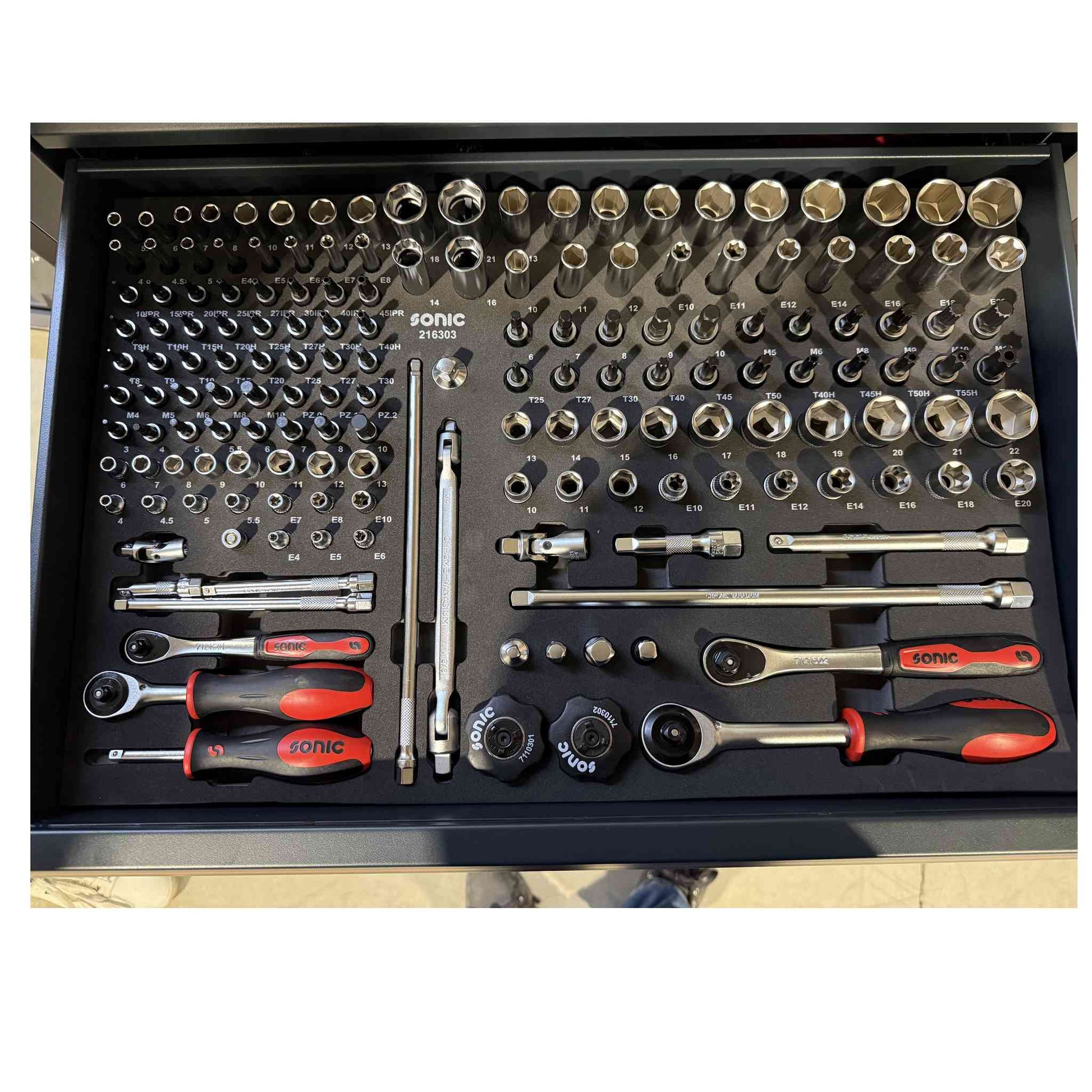 Servante S9 NEXT contenant 384 outils